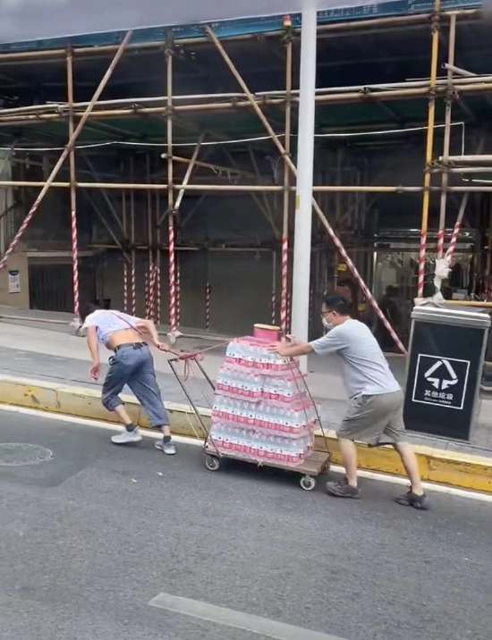 郭志强主动上前帮忙的身影。/截图来自抖音平台