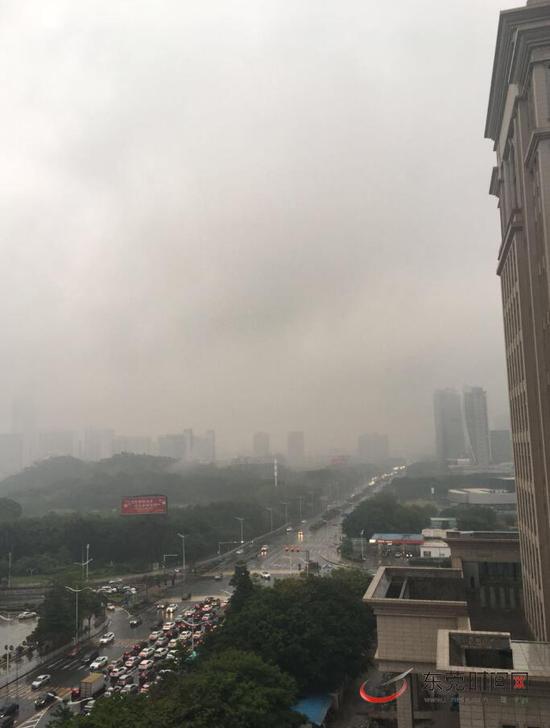 早上7时左右,南城下起大雨