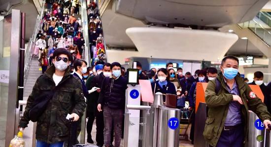 2月9日，返程高峰，广州南站严阵以待。广州日报全媒体记者王燕摄