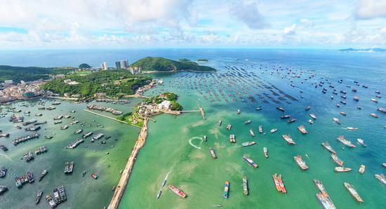 8月16日中午12时许,开渔号角吹响,上千艘渔船整装启航驶向大海,开始新一轮的捕捞。