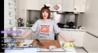 柳岩边做饭边谈择偶标准