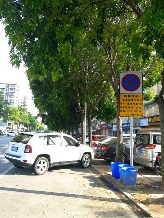 东莞万江小区周边道路违停开罚 拍到即罚200扣