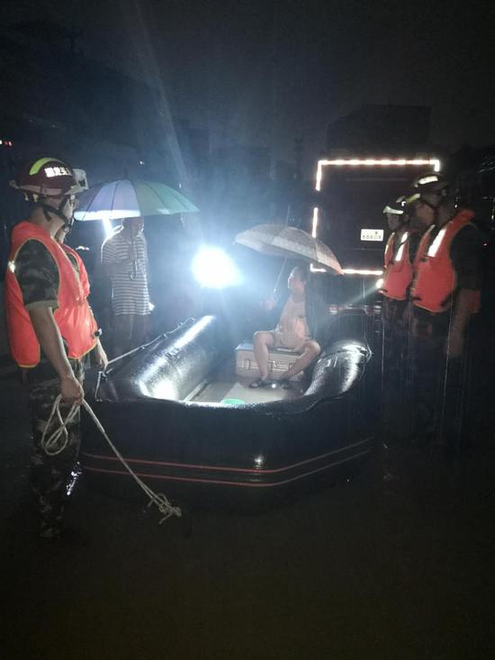 　　汕头市公安消防支队顺利营救一名即将分娩的孕妇，并将其安全送至医院