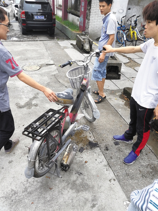 电动车装载电池处被烧焦