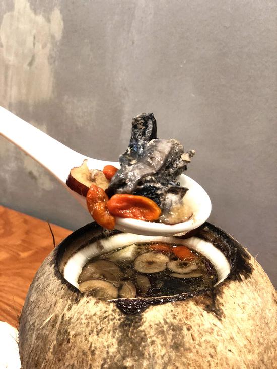 原只椰子炖乌鸡