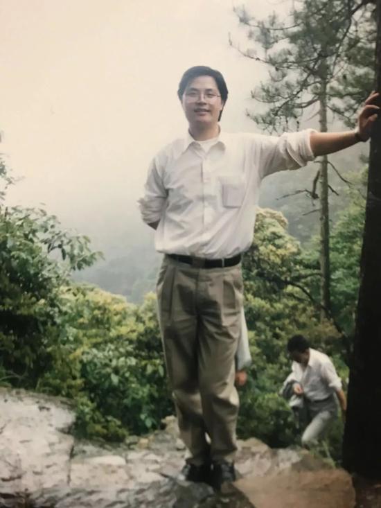 1995年，黄海元到河源和平县查看无电村通电情况，坐拖拉机下车后沿山路翻山越岭看现场。