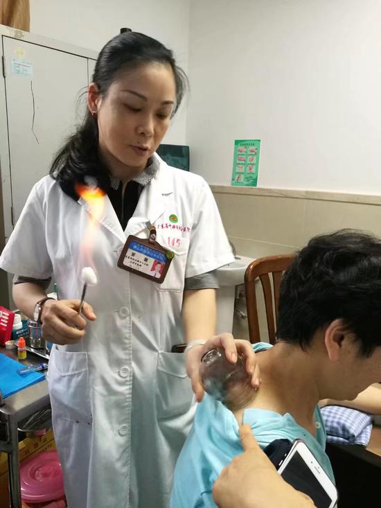 粟漩给患者治疗