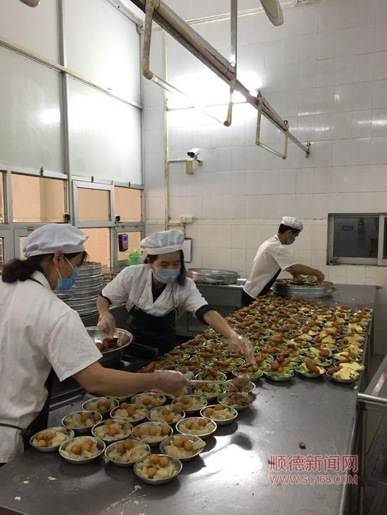北滘职校食堂率先上线“阳光餐饮”,市民家长可实时观看后厨直播 北滘职校供图