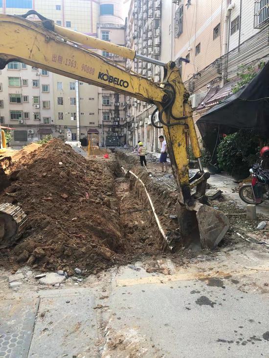 图说： 惠东县公共事业局聚焦群众反映“路难行、灯不亮、水不畅”问题积极开展整改落实