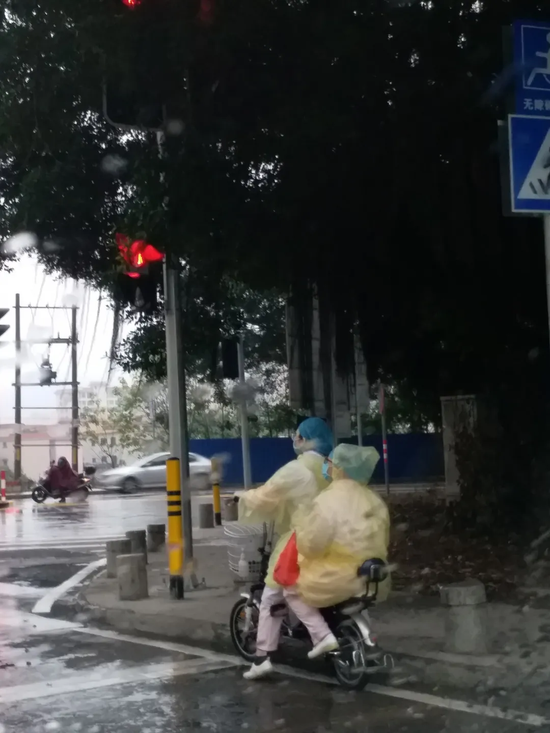 社卫中心的医护人员冒雨前往小区解除居家隔离