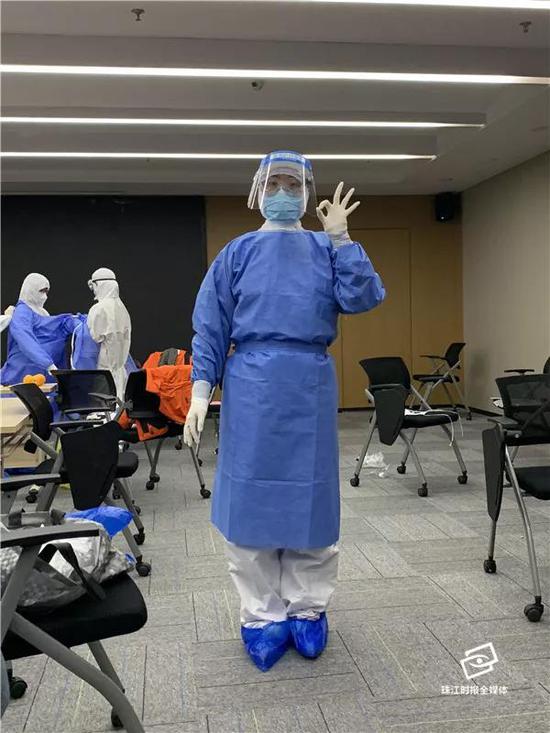 每个去到武汉的医护人员   都会专门培训防护服的穿脱   只有正确