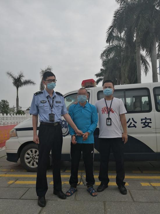 办案民警将犯罪嫌疑人周某山从茂名监狱提解回遂溪县公安局看守所。
