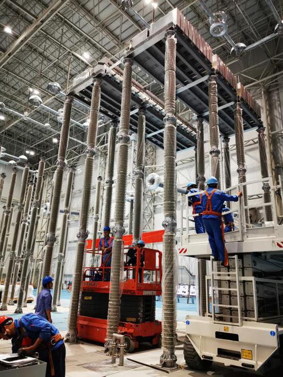 南方电网广东电网能源发展有限公司施工人员正在龙门换流站安装高端阀厅阀塔组件