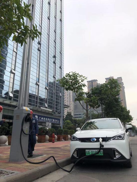 广州供电局在教育路建设的智慧路灯示范。
