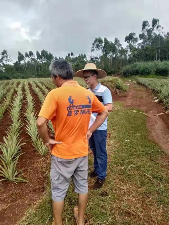 驻村第一书记梁帝容实地考察村民种植情况