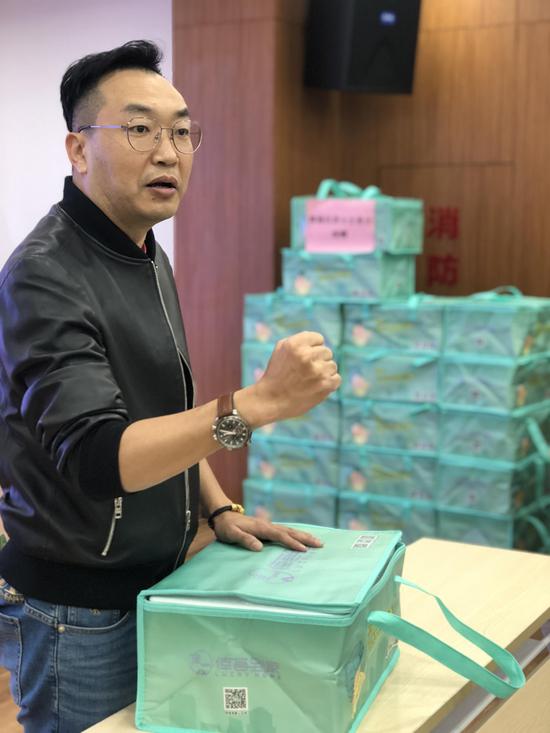 商会相关负责人生动地讲解礼品情况