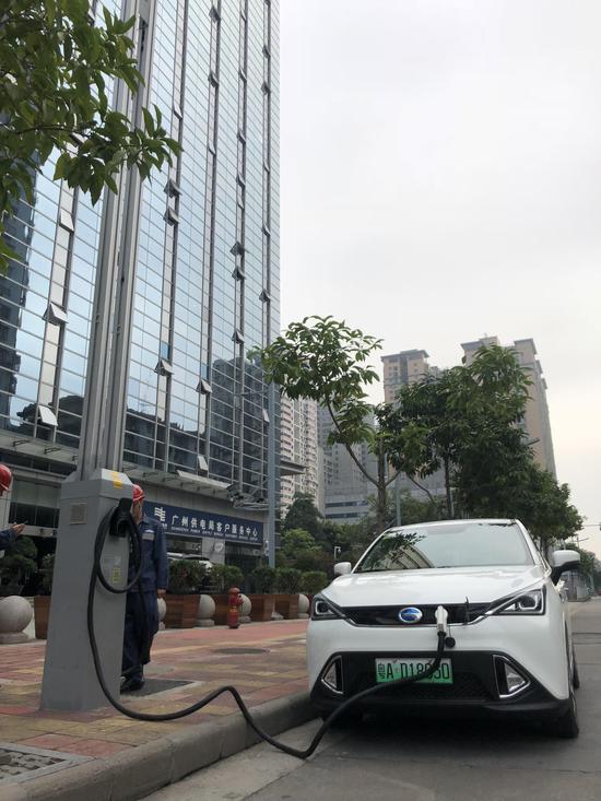 南方电网广东广州供电局在天河南二路建成了广州首个投产的智慧路灯试点项目