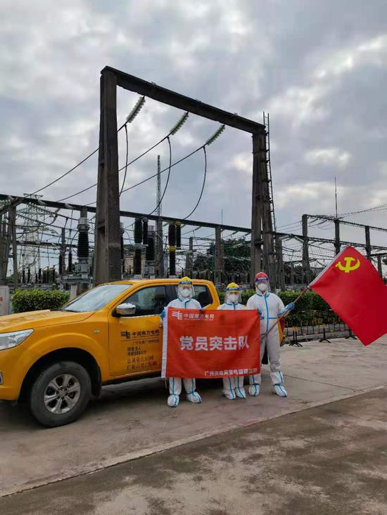 位于疫情封控区内的南方电网广东广州供电局220千伏芳村巡维中心成立党员突击队,准备前往辖区内的变电站进行运维和巡视。