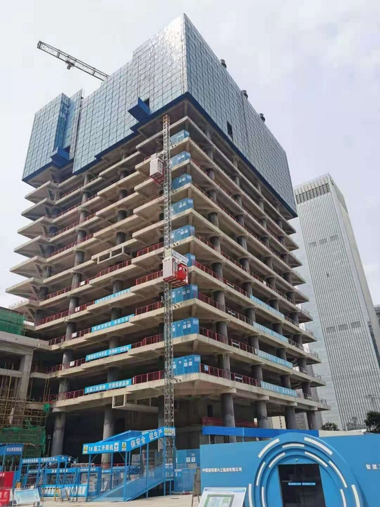 顺德农商行大厦是顺德地标性建筑，主楼设计高达230米
