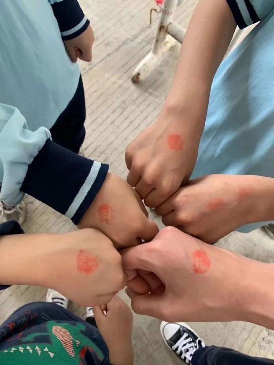 樵园社区为加快核酸检测效率,为参加核酸检测的学生盖上专属盖章。