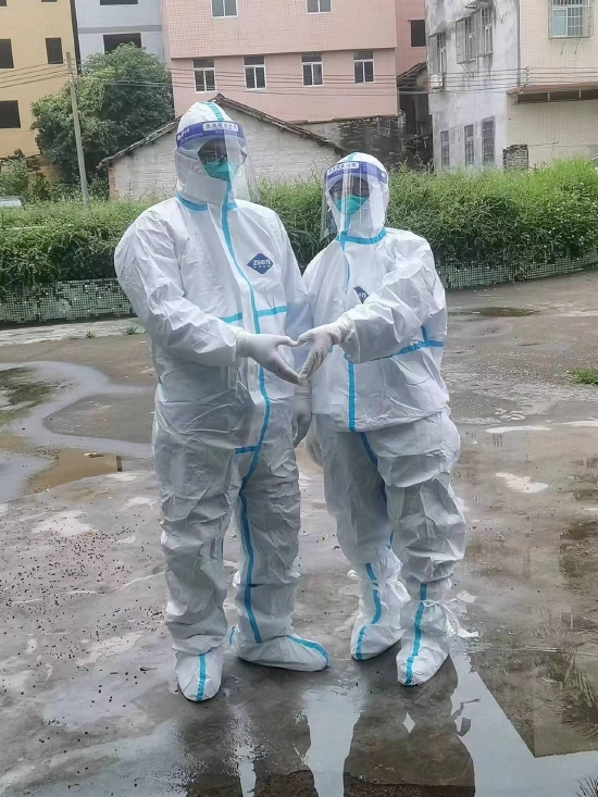 上图：战疫夫妻档吴才贵（左）和朱丽华 (右)