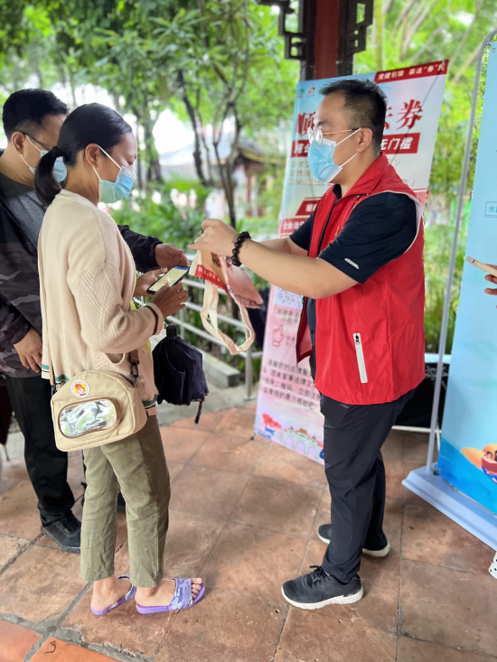 市民向党员律师志愿者了解顺德崇法券