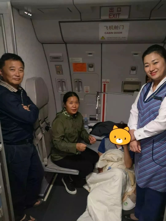 右图为患者病情稳定后合影。(其中左二为钟利映)