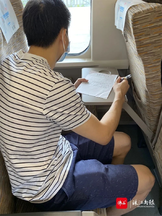 刘培健细心地为乘客书写病历,为后续的治疗提供参考依据。/医院供图