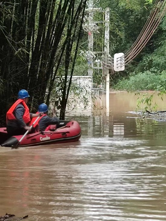 近日,龙门出现连续强暴雨,导致水位急速上涨。4月28日,惠州龙门供电局龙华供电所根据水浸情况对110kV花竹站10kV龙腾线采取主动紧急停运避险,同时安排人员对水浸设备、线路受灾情况开展全方位立体排查,消除隐患缺陷,防范社会人员触电风险。