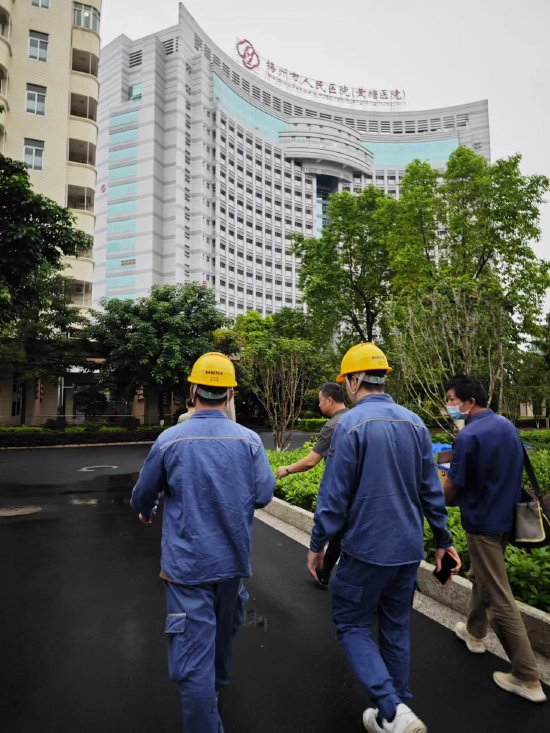 &nbsp;5月1日，南方电网广东梅州城区供电局组织工作人员到梅州市人民医院开展用电安全检查，保障伤员救治医院的稳定供电。（王怡璇 摄）