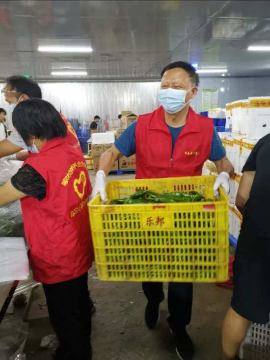 李沩粼在物资供应点参与志愿服务