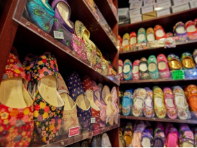 先达商店特色绣花鞋（图片来源：香港旅游发展局）
