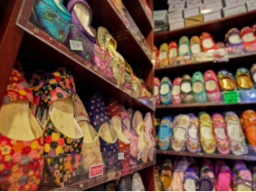 先达商店特色绣花鞋(图片来源:香港旅游发展局)