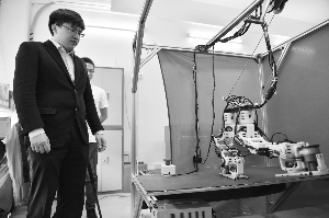 黄之峰团队双足机器人能跨过45厘米宽的空隙。信息时报记者 朱元斌 摄