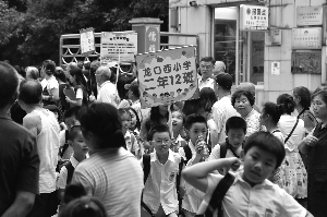 龙口西小学，二年级的学生排队放学。信息时报记者 叶伟报 摄