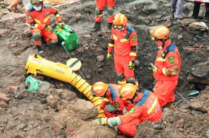 消防官兵演练在震后废墟中救援。通讯员供图