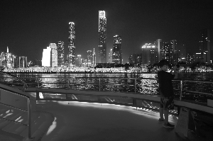▲在“珠江水晶”号甲板上,当天参会嘉宾拍摄珠江夜景。
