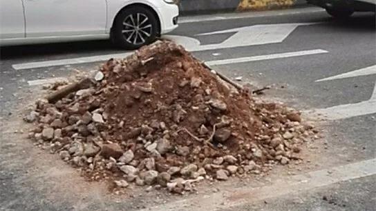 深夜坦洲路口888号小车被撞180度 拖行10几米