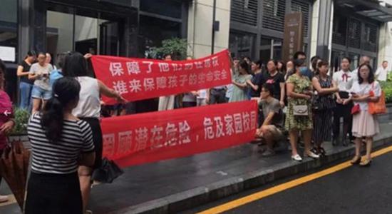 7月18日,华联小区业主和住户拉横幅抗议。图片来源:网络