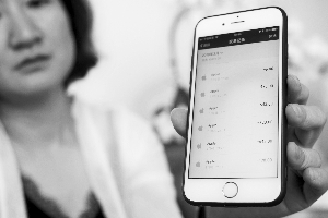 陈小姐出示小光手机上的消费记录，当中多笔充值金额达到数百元。