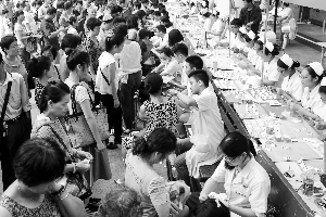 往年,省中医院三伏天天灸现场,街坊大排长龙。信息时报记者 康健 摄