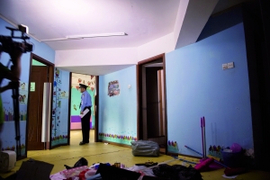 东浚荔景苑少儿活动中心藏在居民楼7楼与8楼中间的夹层中,目前已被查封搬空。昨天相关工作人员对其进行复查。信息时报记者 陆明杰 摄