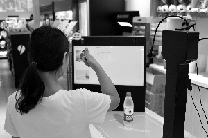 便利店的智能识别收银机可扫描商品，通过刷脸点赞完成支付。