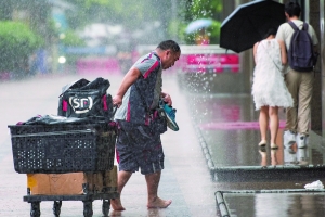 昨日早高峰期间各区暴雨不断，让市民措手不及。信息时报记者 梁钜聪 实习生 施慧婷 摄