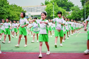 葵蓬小学创编了两套羽毛球操和羽毛球舞蹈。 信息时报记者 陈文杰 摄
