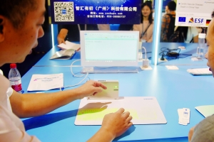 VR护眼电脑。使用者无需实体键盘,在绿色光影投射的键盘区域即可操作电脑。 信息时报记者 叶伟报 摄