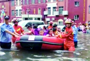 海珠警方调度应急备勤力量救援。信息时报记者 萧嘉宁 摄