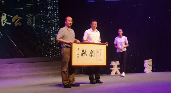 桂城街道党工委副书记、办事处主任岑灼雄(右一)为希迪微电子有限公司颁奖。