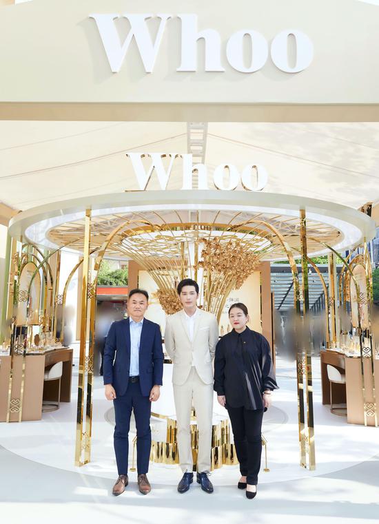 Whoo后亚洲区品牌大使白宇与乐金生活健康Beauty营业部门总经理翟守信、 银泰百货武林总店店总俞琴