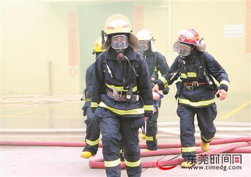 ■演练中，消防员迅速救援被困人员 通讯员 冯慧兰 摄